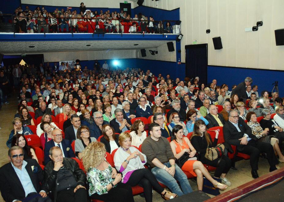 La folla che ha gremito il cinema Olbia 