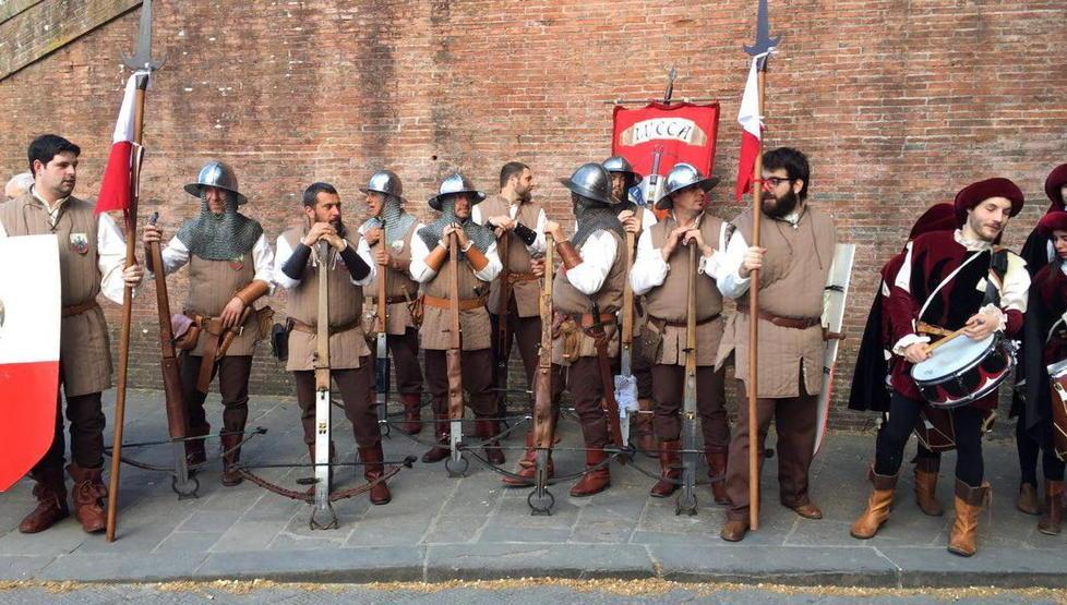 Lucca Medievale fra corteggi musici e balestrieri 