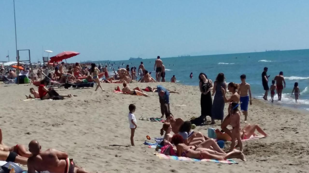 La spiaggia di Tirrenia domenica pomeriggio