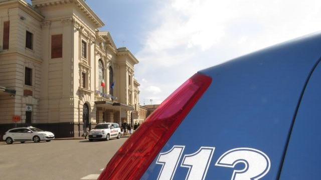 Una volante della polizia in piazza della Stazione