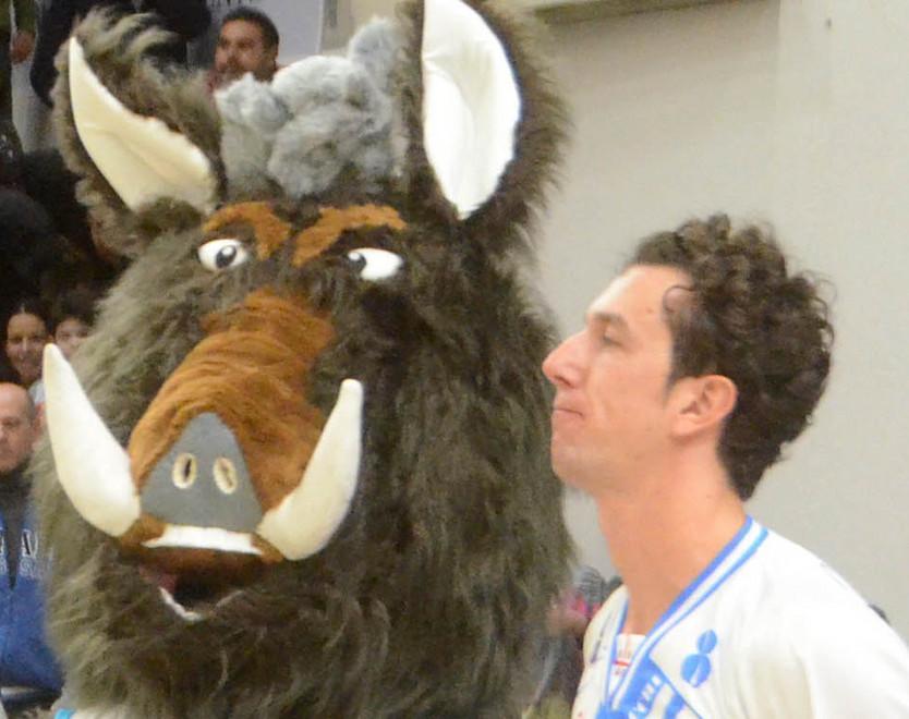 Sirbo, la mascotte della Dinamo con il capitano Jack Devecchi