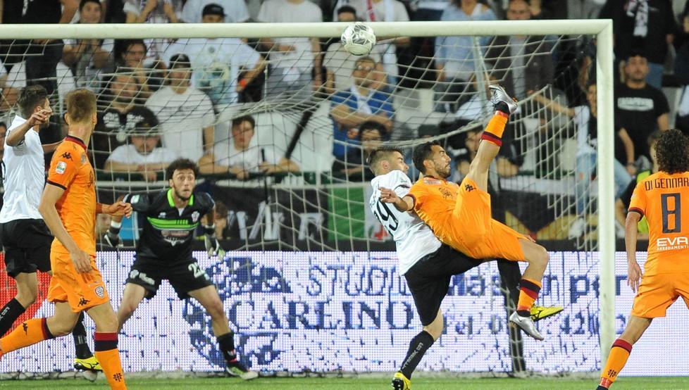 Sau nella top ten rossoblù con un gol alla Gigi Riva 