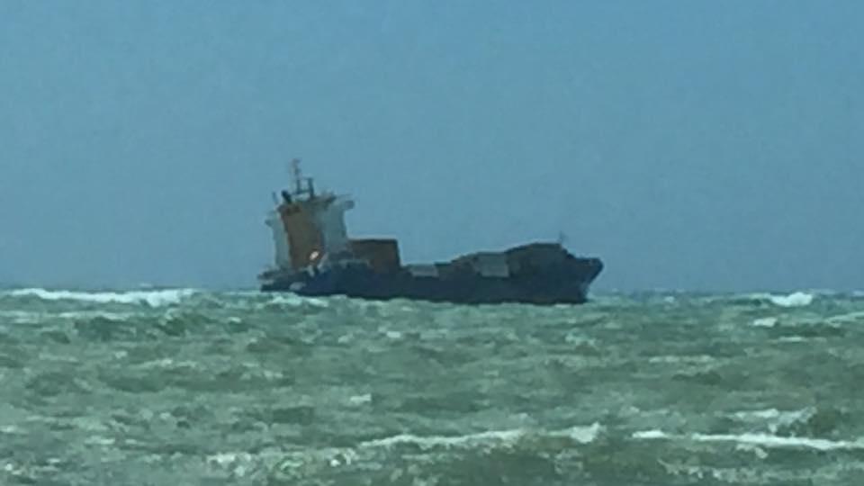 La portacontainer Meandi in rada in attesa di entrare nel porto