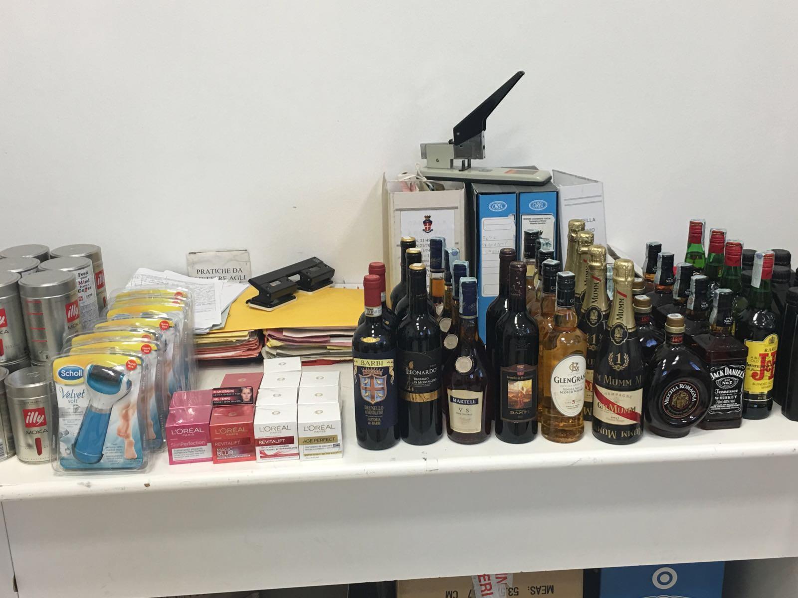 Rubano merce pregiata al Conad, arrestata coppia di sposi