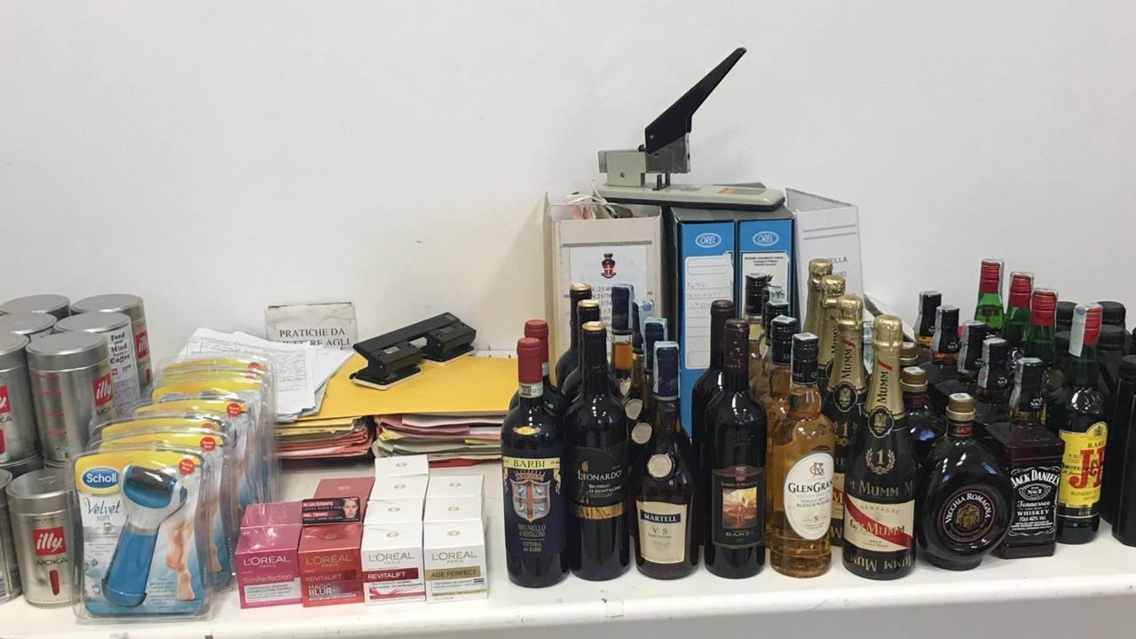 Rubano merce pregiata al Conad, arrestata coppia di sposi