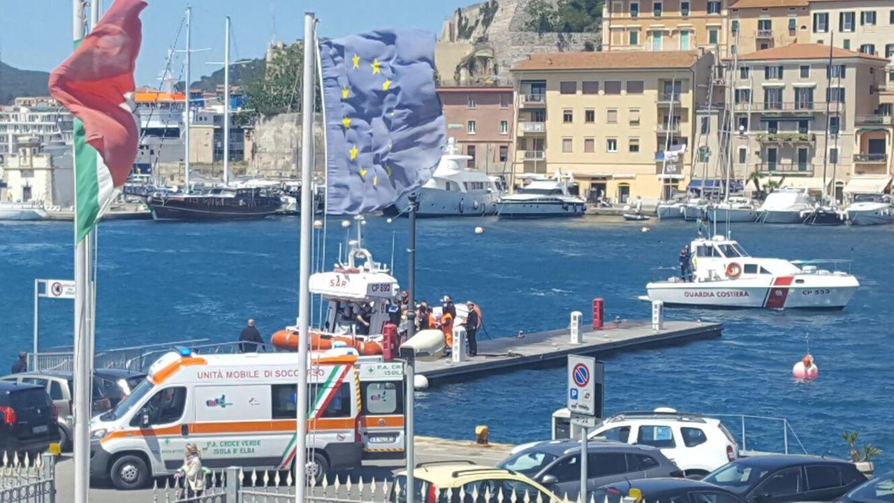 Le motovedette portano il turista soccorso in darsena