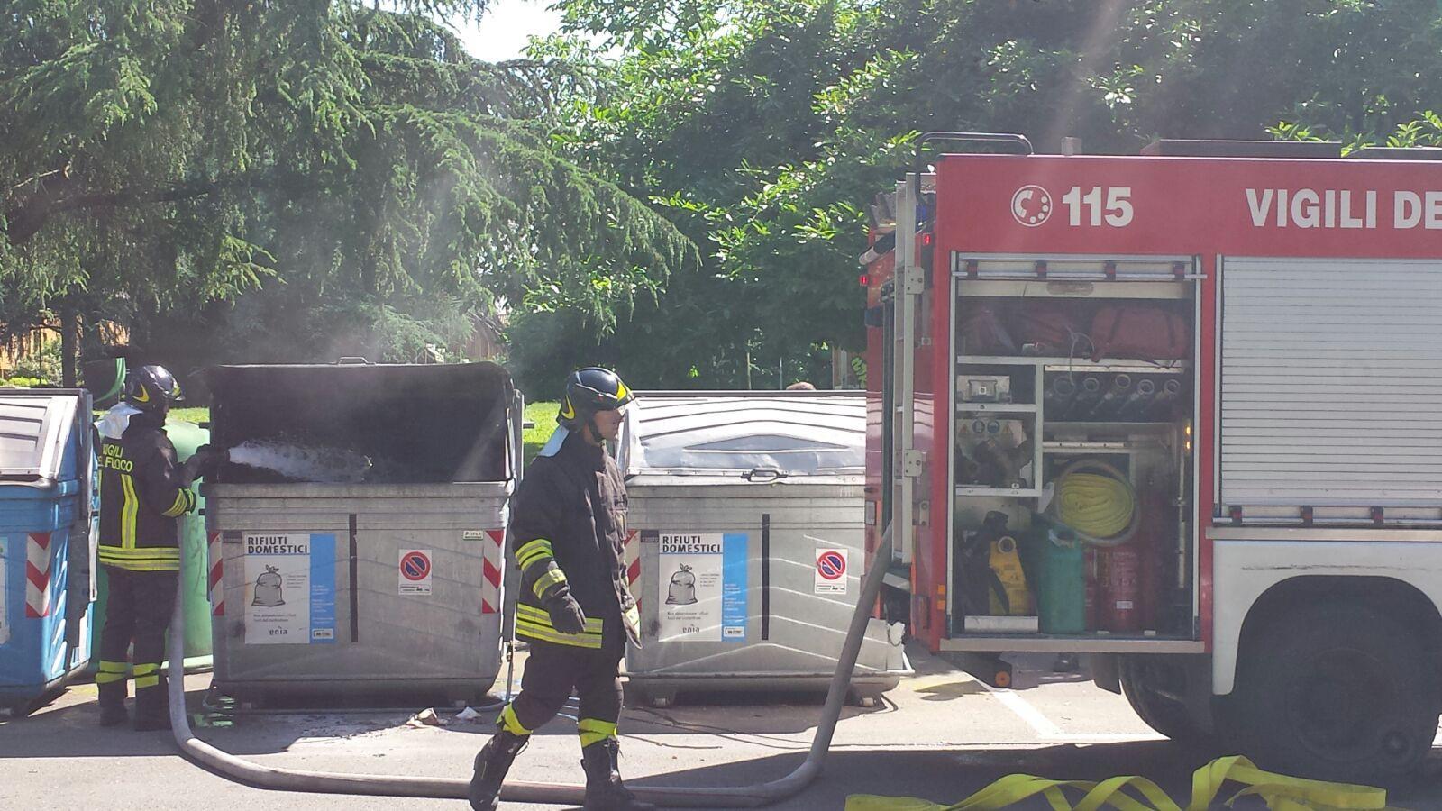 A fuoco un cassonetto, vigili del fuoco in azione a Rivalta
