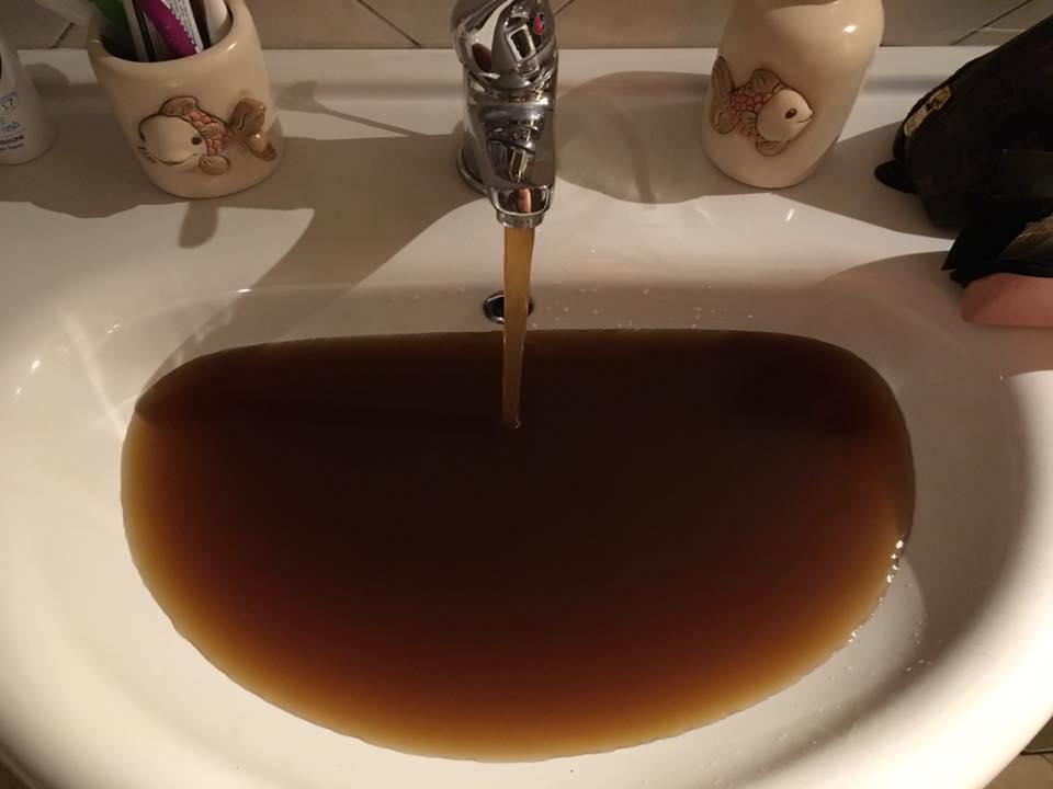 L'acqua sporca fotografata da un cittadino di Quiesa