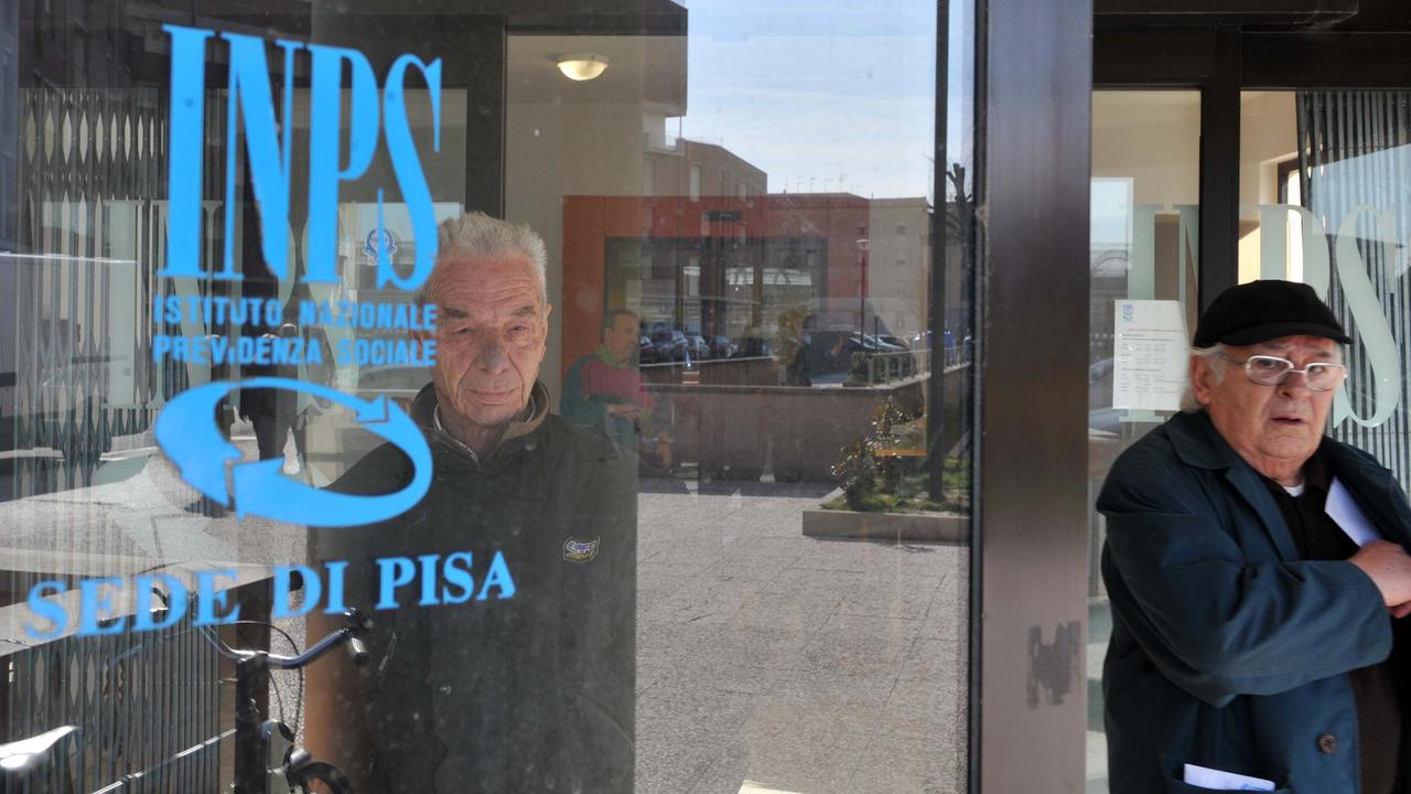 pensionati nella sede pisana dell'Inps (foto d'archivio)
