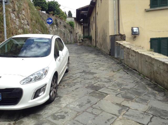 Parcheggiare nelle strette strade di Figline è un problema (foto Batavia)