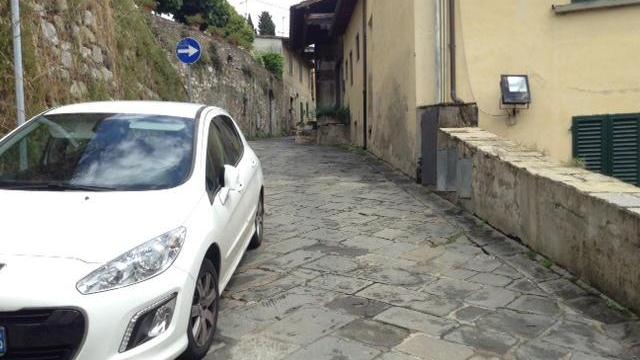 Parcheggiare nelle strette strade di Figline è un problema (foto Batavia)