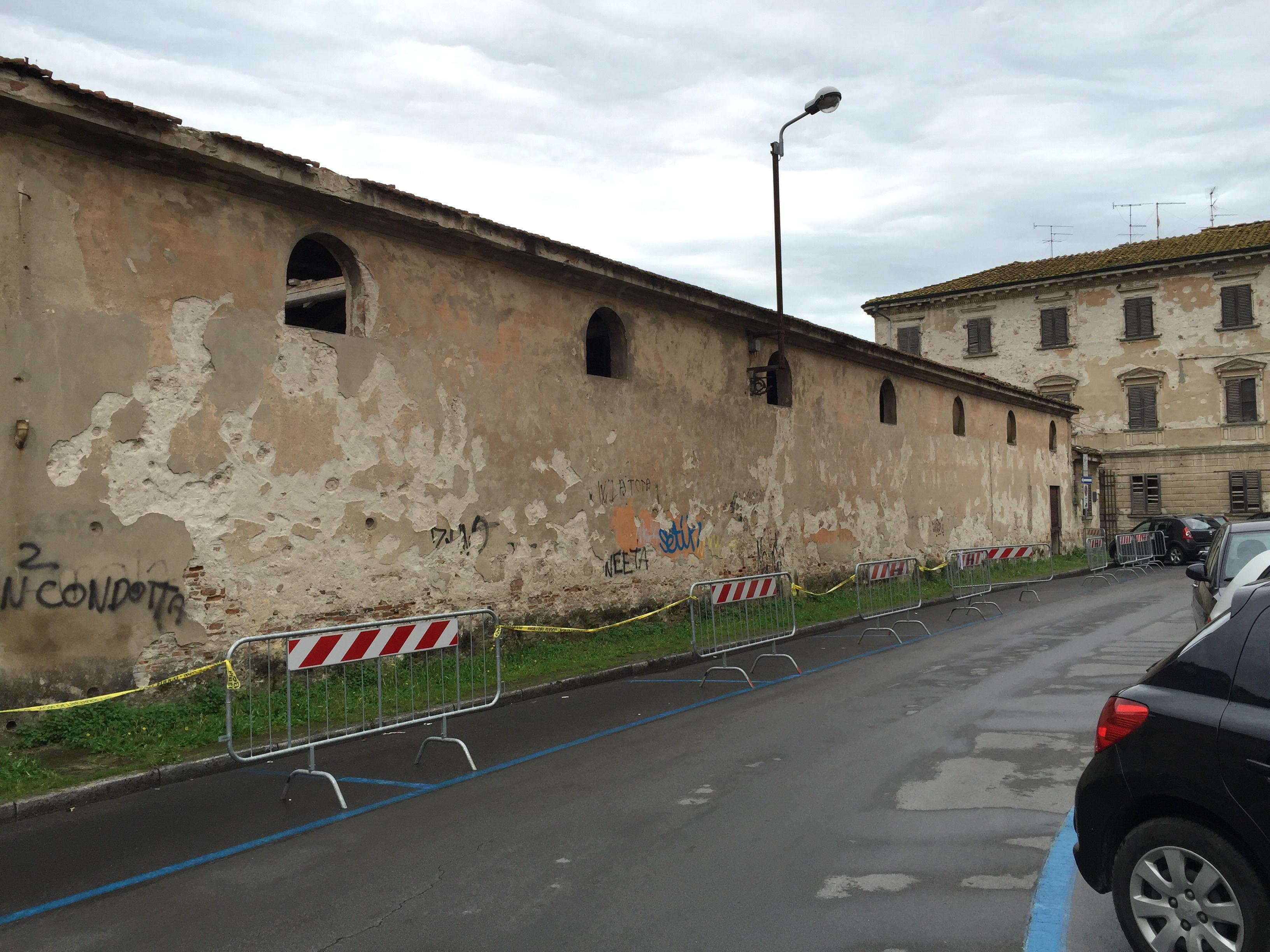 L’ex deposito transennato dopo il crollo del tetto che ha messo a rischio l’area (Foto di Franco Silvi)