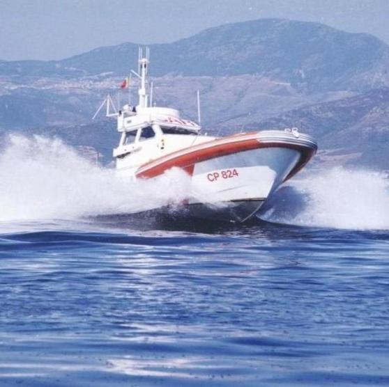 La motovedetta della Capitaneria che ha fatto il salvataggio in mare