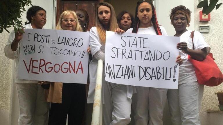 La protesta dei dipendenti della Grillandini (Foto Falorni/Silvi)