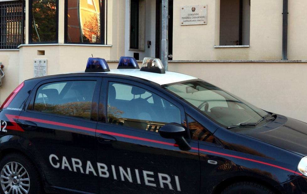 Rubano 76 bottiglie di vino a Castelfranco. Smascherati con un blitz 