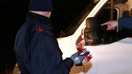 Ladri in fuga inseguiti dalla polizia si cappottano dopo la spaccata