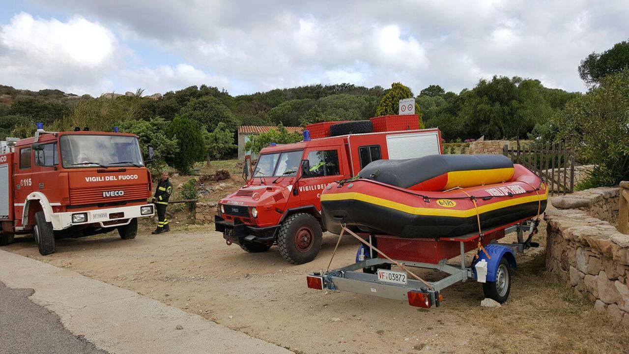 Le operazioni di soccorso, purtroppo vane, del turista annegato a Capo Testa