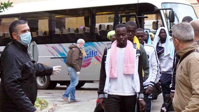 Marzo 2014, una quarantina di profughi africani all'ex Sant'Anna per i controlli medici