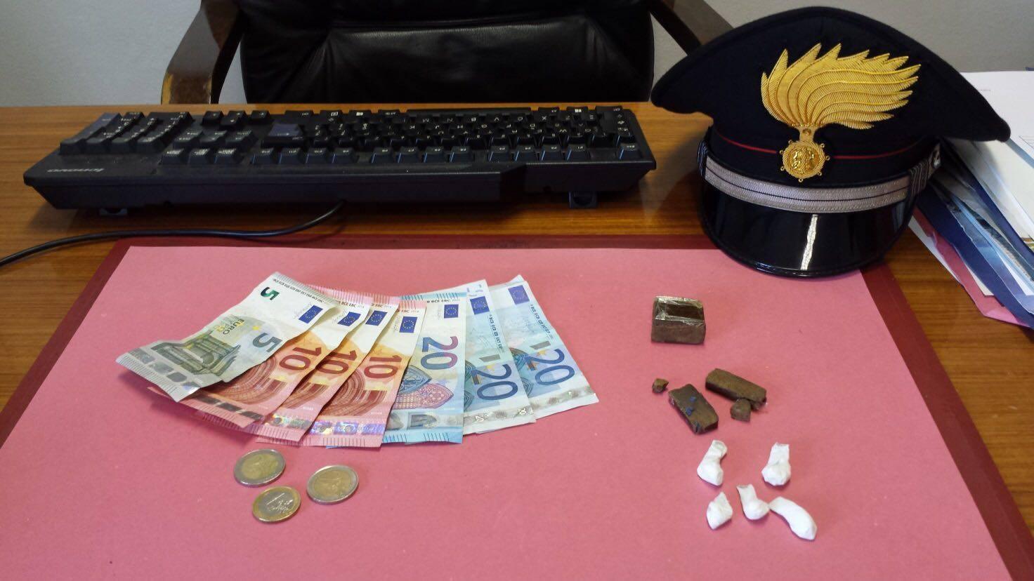 La droga e i contanti sequestrati dai carabinieri