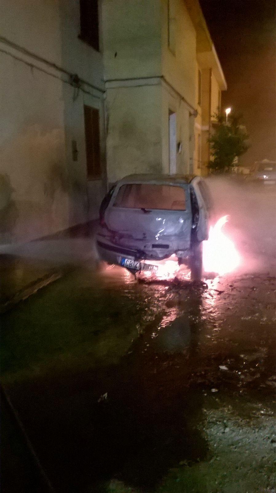 L'auto in fiamme dopo l'attentatol