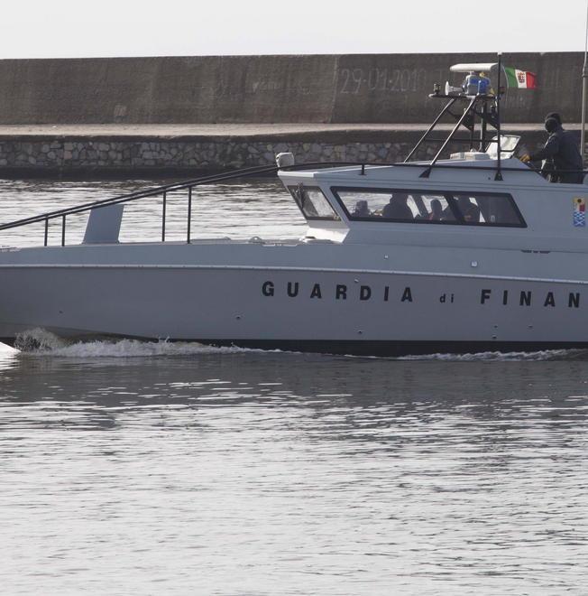 Controlli doganali con sub e cani delle Fiamme gialle