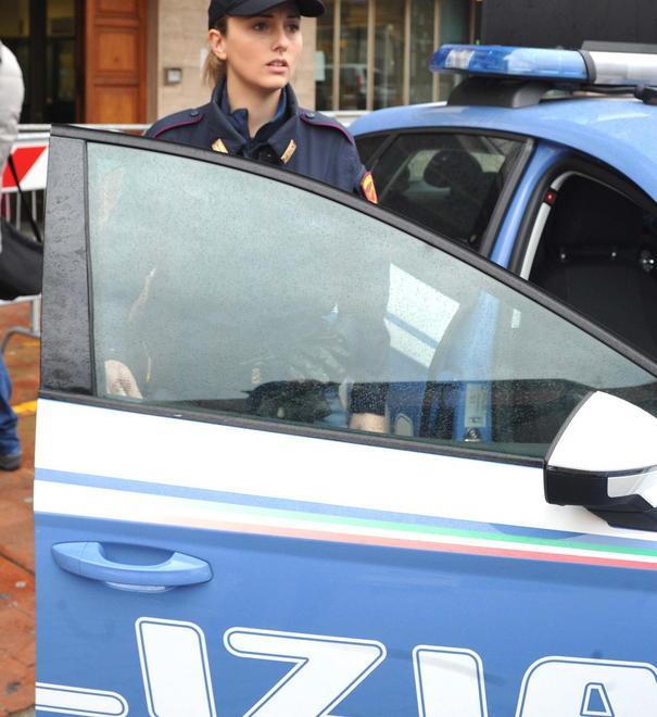 Picchia gli agenti al pronto soccorso 