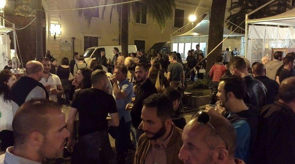 Un grande ballu tundu in piazza 