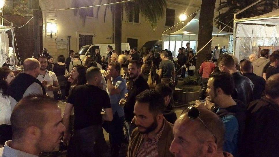 Un grande ballu tundu in piazza