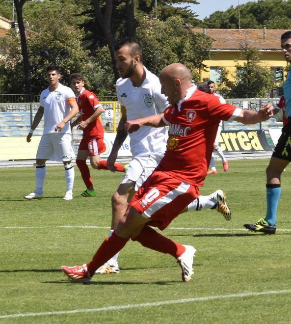 L’Olbia in 10 vince a Grosseto: è finale 