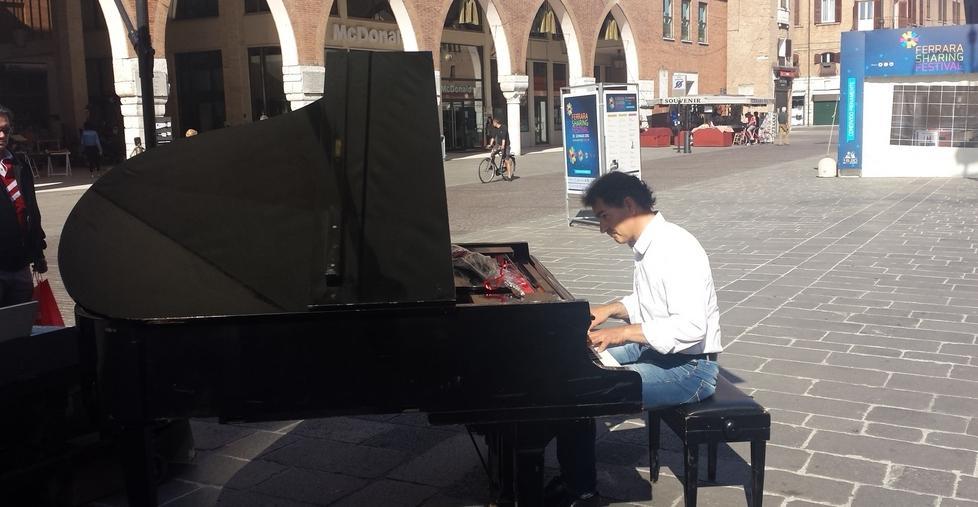 Il pianista “fuori posto” è tornato a suonare in piazza