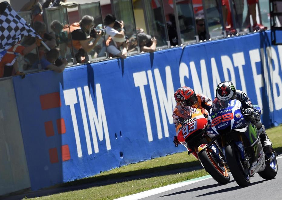 Lorenzo brucia Marquez, Rossi rompe 