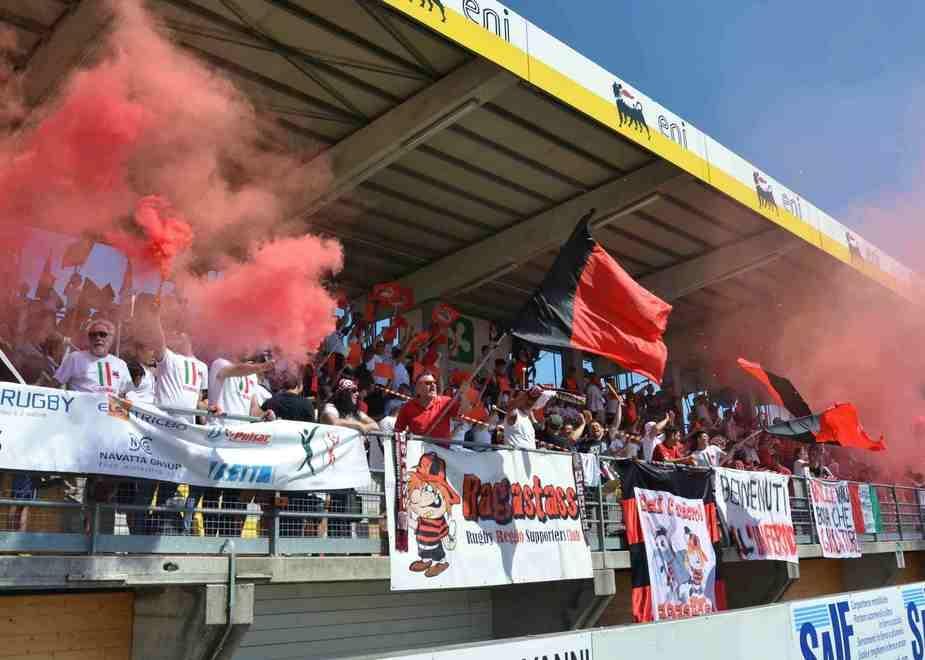 Tifosi rossoneri in delirio fra canti, striscioni e sfottò 