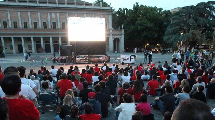 In 500 al maxi schermo fra cori e t-shirt rosse poi arriva la delusione