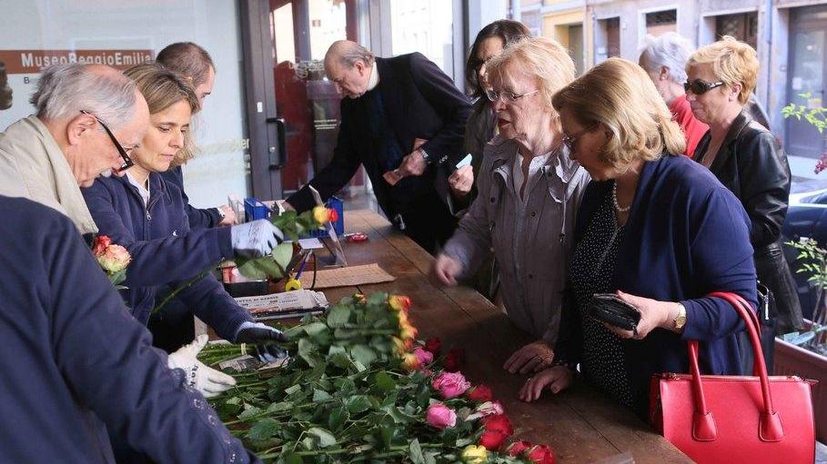 In fila per le rose di Santa Rita
