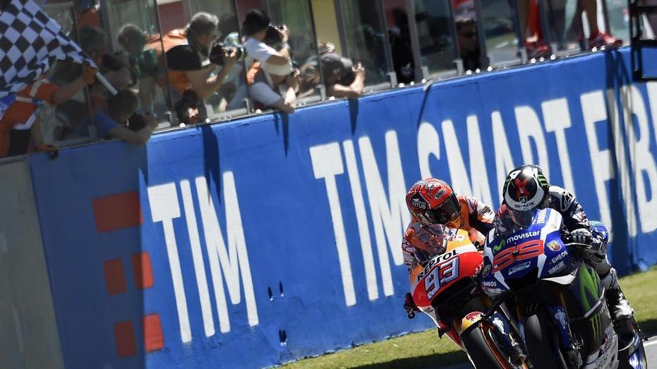 Lorenzo brucia Marquez, Rossi rompe