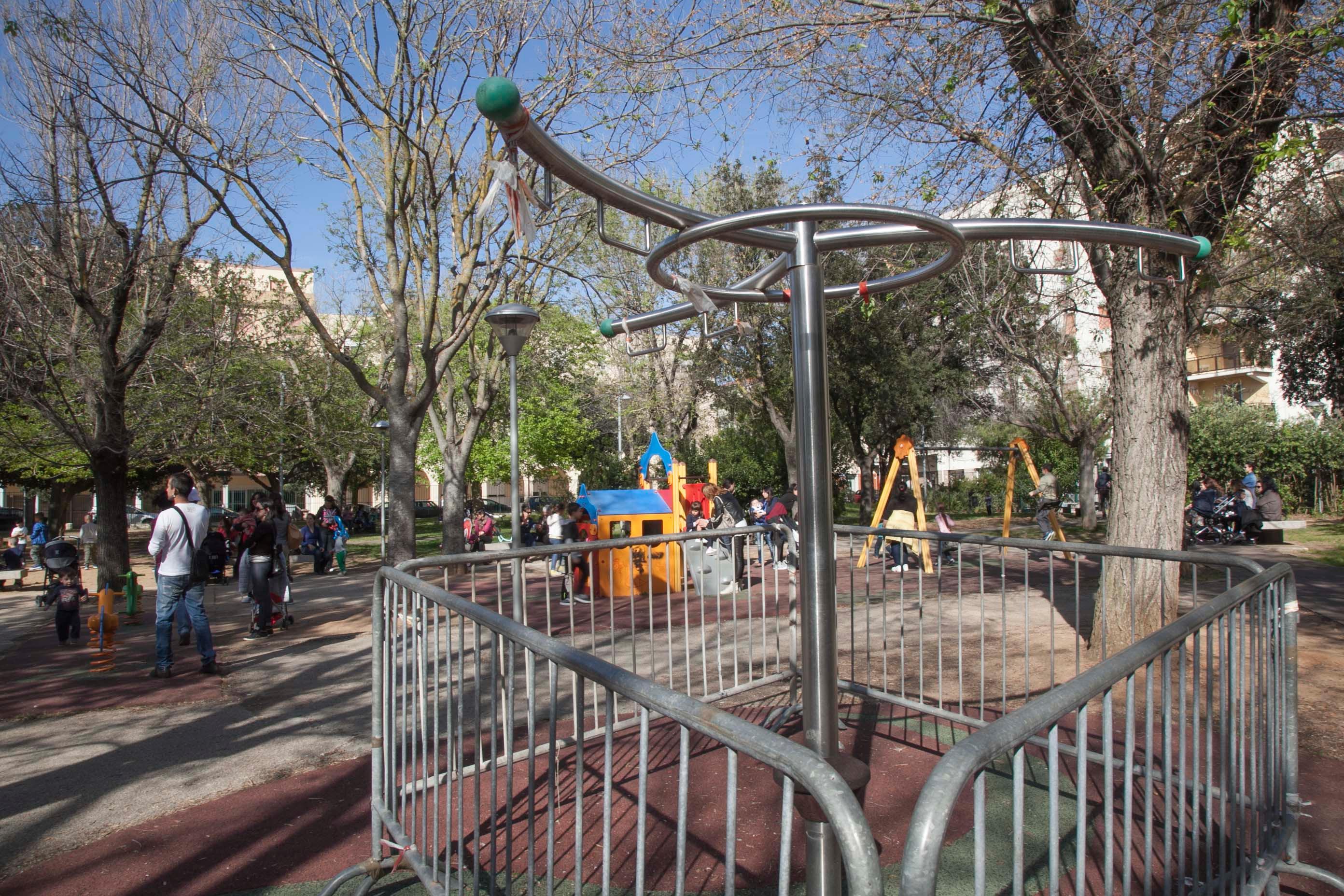 Il gioco transennato nei giardinetti della Mercede