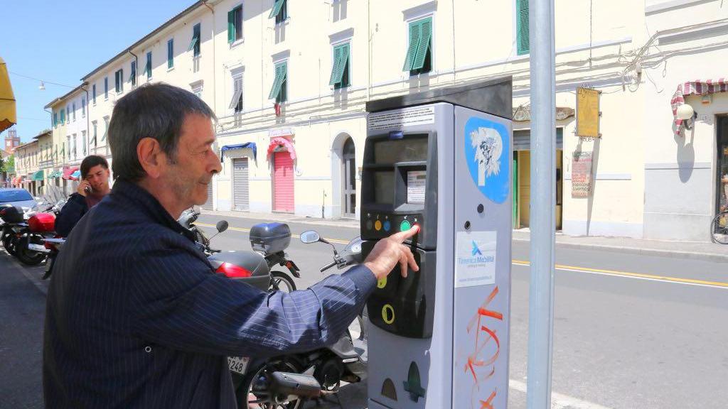 Il parcometro in via di Salviano (Marzi Pentafoto)
