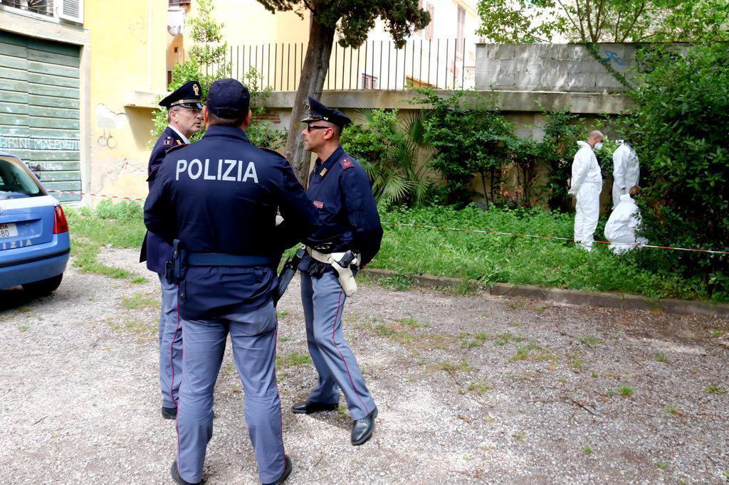 Trovato un cadavere nel parco di villa Maria