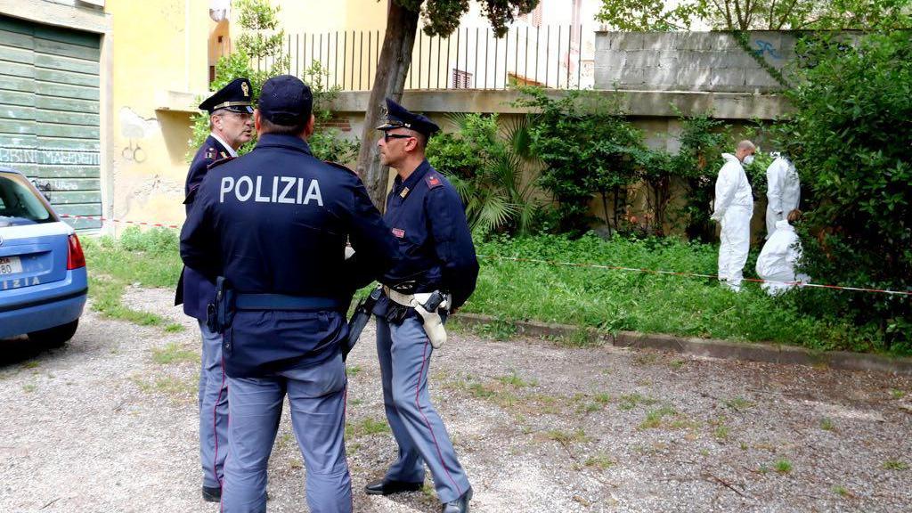 Trovato un cadavere nel parco di villa Maria