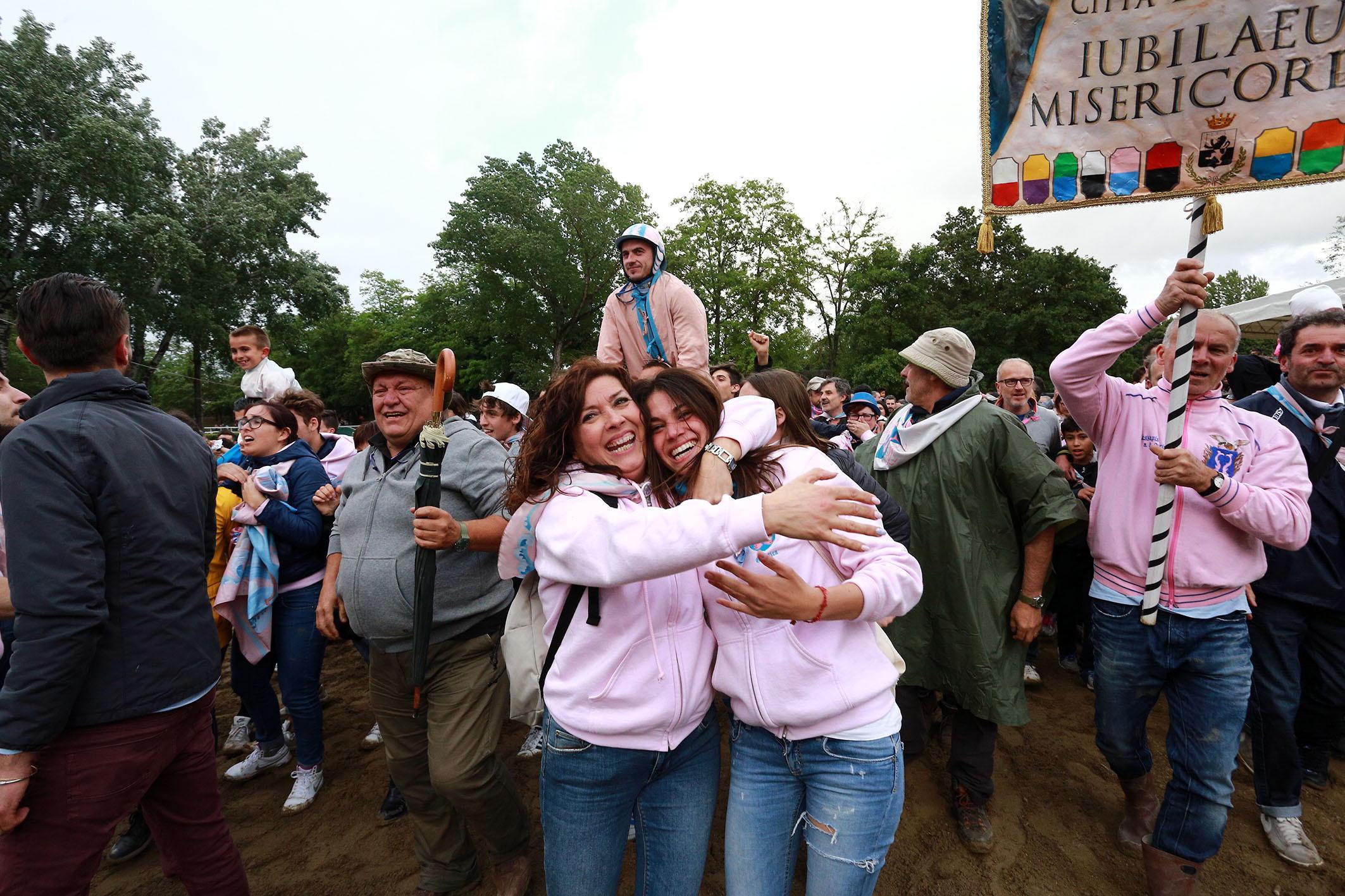La gioia del popolo massigiano dopo la vittoria (foto Agenzia Sestini)