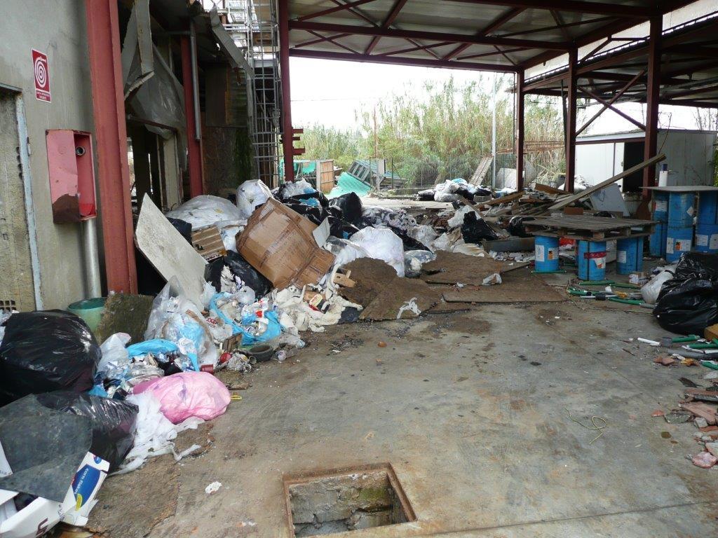 Rifiuti abbandonati nell'ex fabbrica di Mercatale