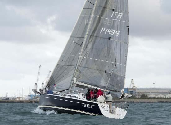 Barca contro scoglio durante la regata 