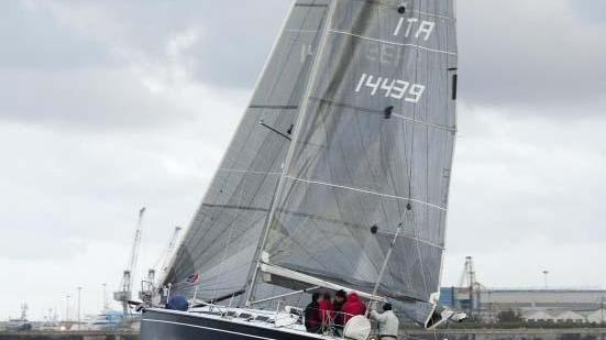 Barca contro scoglio durante la regata