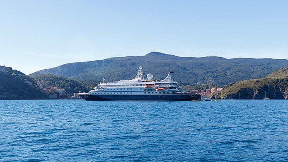 La nave da crociera Sea Dream II ormeggiata a Porto Santo Stefano