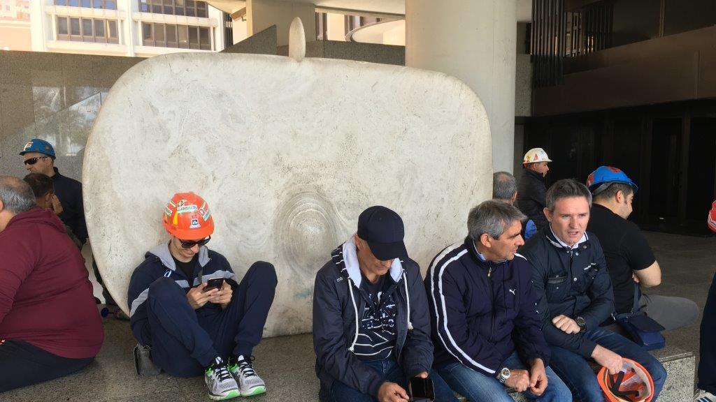 I lavoratori Alcoa davanti alla statua di Nivola sotto il consiglio regionale (foto Mario Rosas)