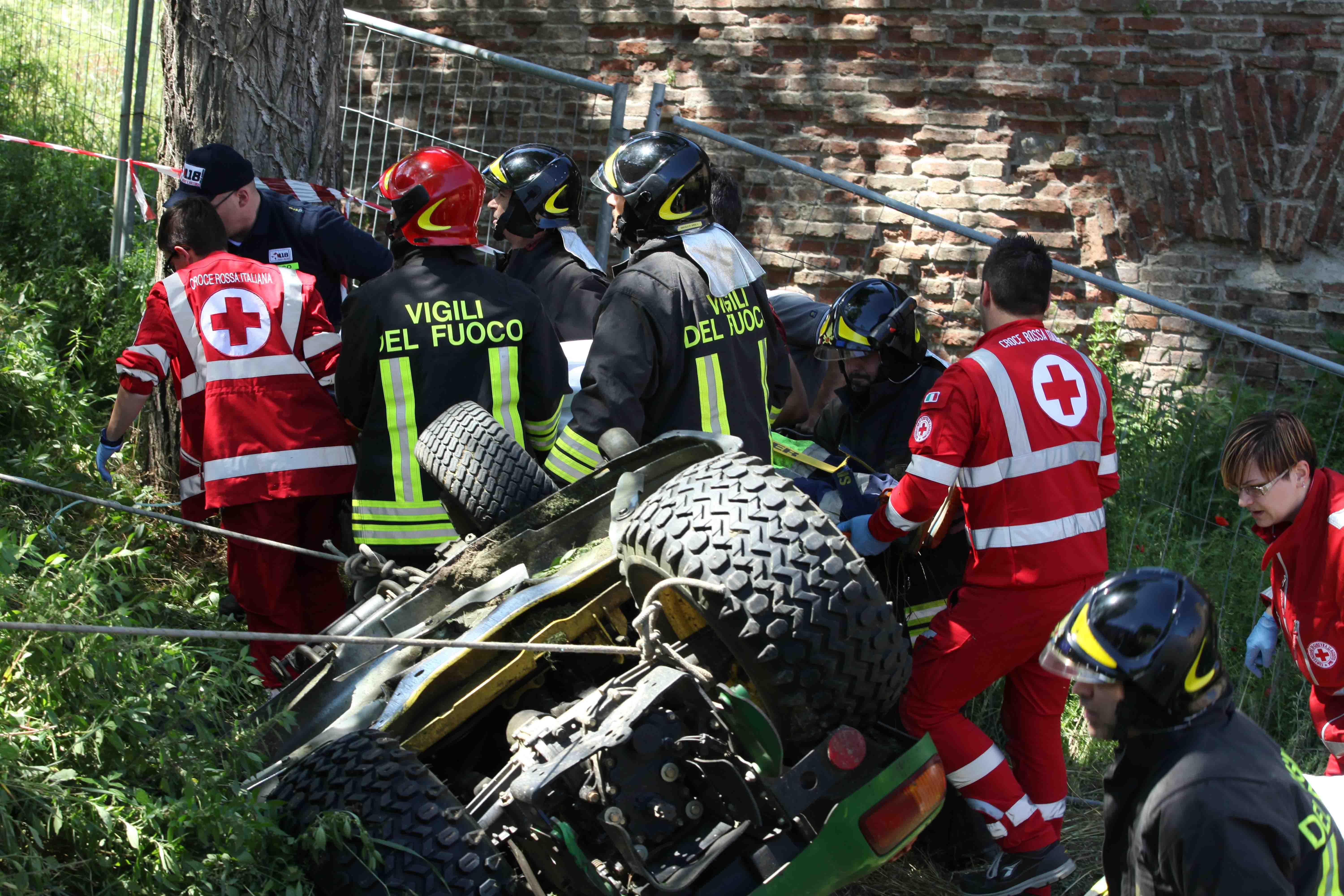 Operaio comunale si ribalta col trattore e rimane schiacciato