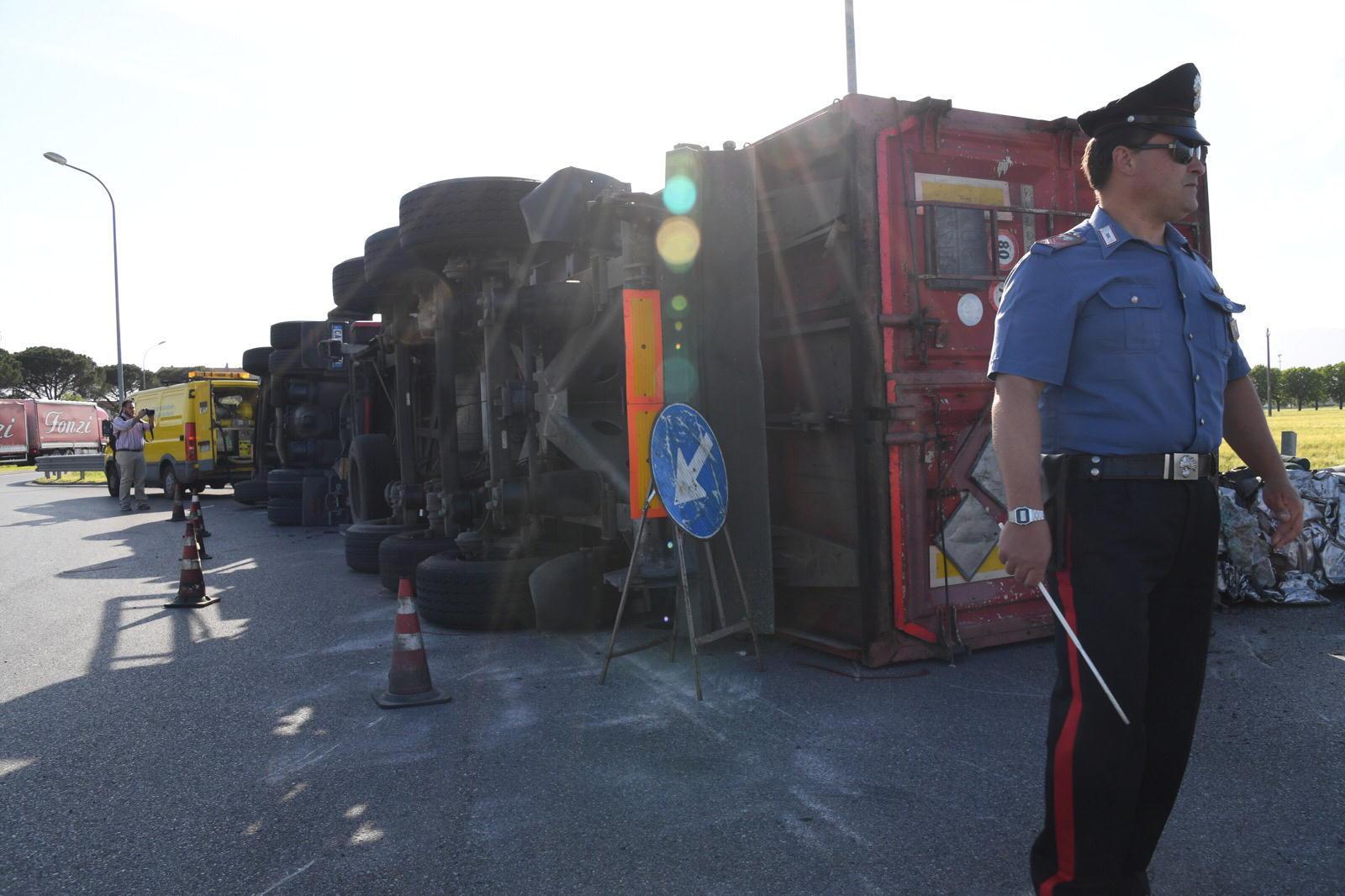 il camion che si è ribaltato (Foto Franco Silvi)