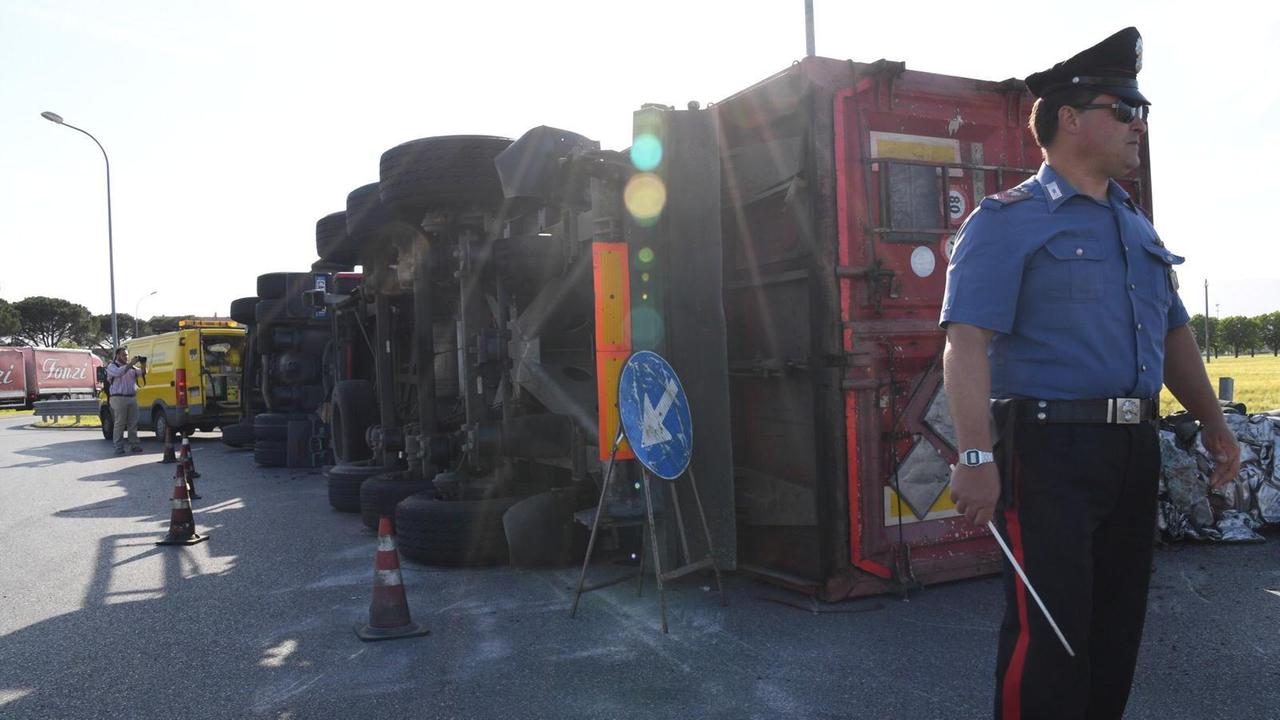 il camion che si è ribaltato (Foto Franco Silvi)