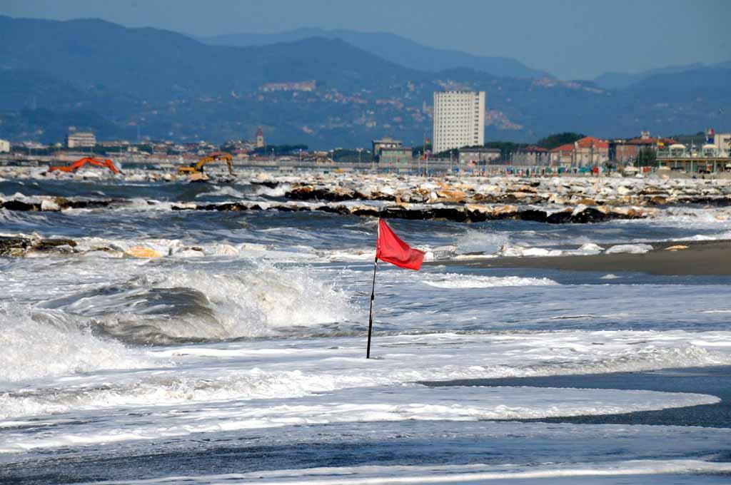La bandiera rossa circondanta dal mare ai Ronchi