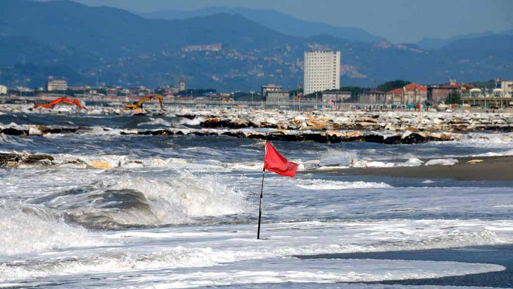 La bandiera rossa circondanta dal mare ai Ronchi